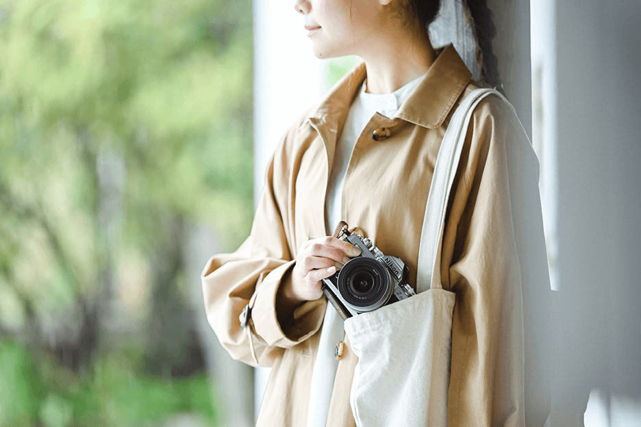 トートバッグにNikon Z fcを入れる女性