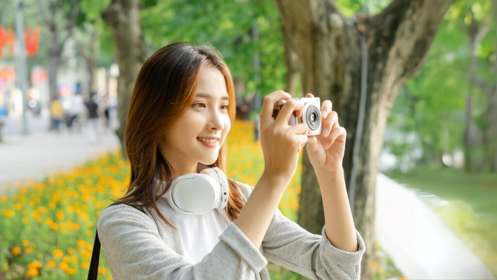 街中で写真を撮る女性