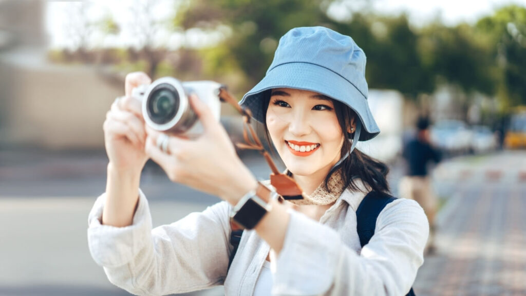 笑顔で写真を撮る女性