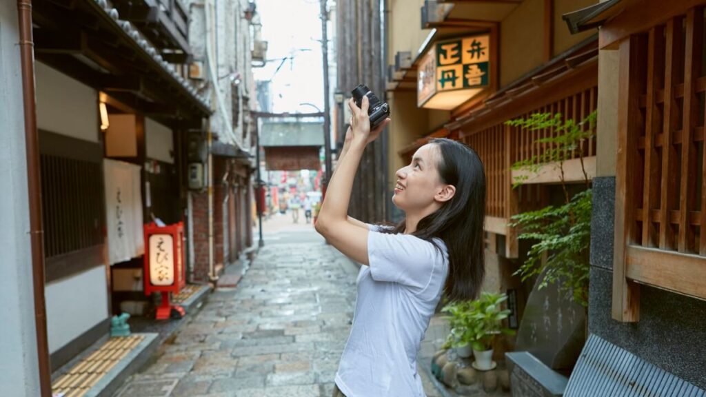 街中で写真を楽しむ女性